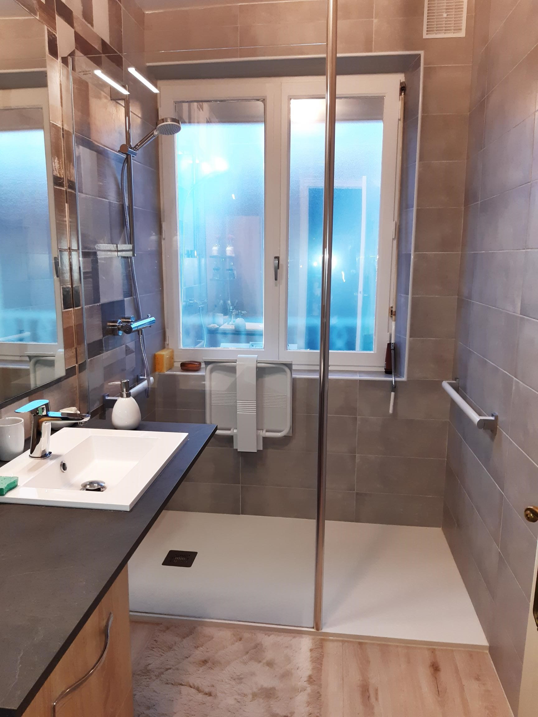 découvrez nos solutions pour l’accessibilité de salle de bain pmr à paris 20 : aménagements adaptés, sécurité et confort pour personnes à mobilité réduite. contactez-nous !