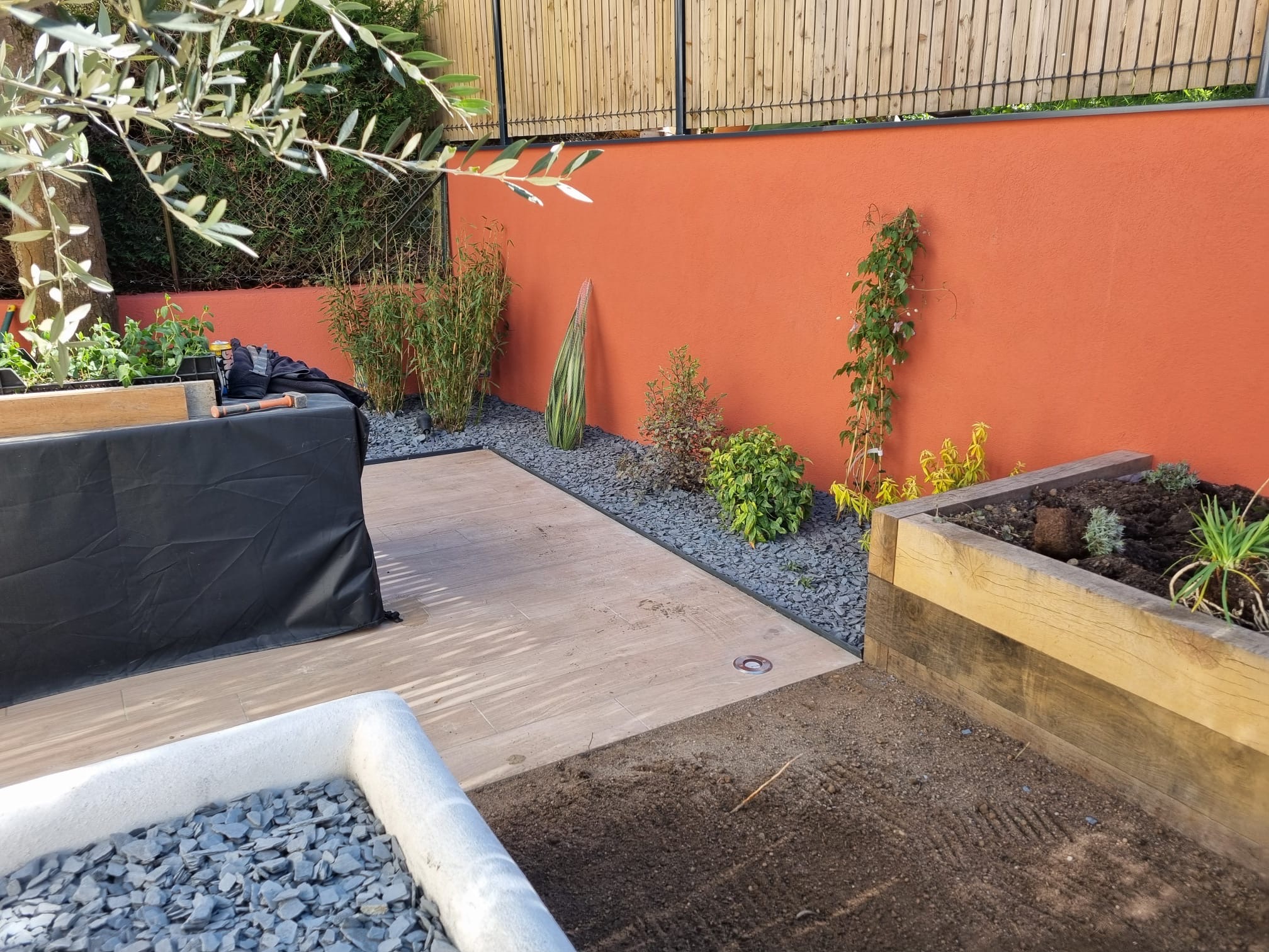 d&eacute;couvrez nos solutions d'am&eacute;nagement ext&eacute;rieur &agrave; clichy : terrasses, jardins, cl&ocirc;tures et all&eacute;es con&ccedil;ues sur mesure pour valoriser votre espace ext&eacute;rieur. devis gratuit et conseils personnalis&eacute;s.