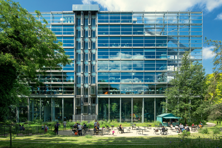 d&eacute;couvrez les expositions et &eacute;v&eacute;nements marquants qui ont fa&ccedil;onn&eacute; l'histoire de la fondation cartier au fil des ans, lieu incontournable de l'art contemporain &agrave; paris.