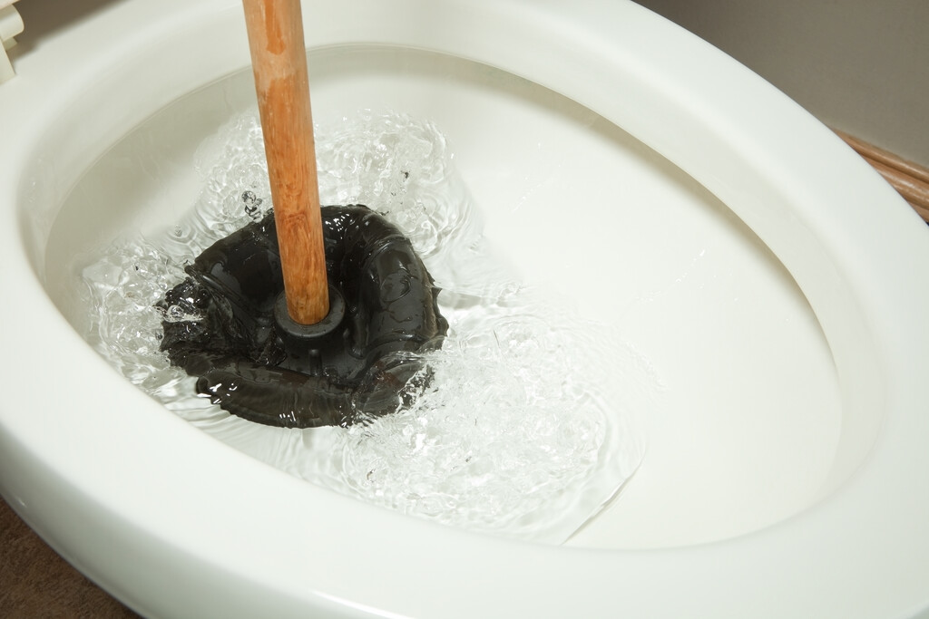 découvrez nos astuces efficaces pour déboucher vos toilettes rapidement et sans produits chimiques. suivez nos conseils pratiques pour régler ce problème courant en toute simplicité !