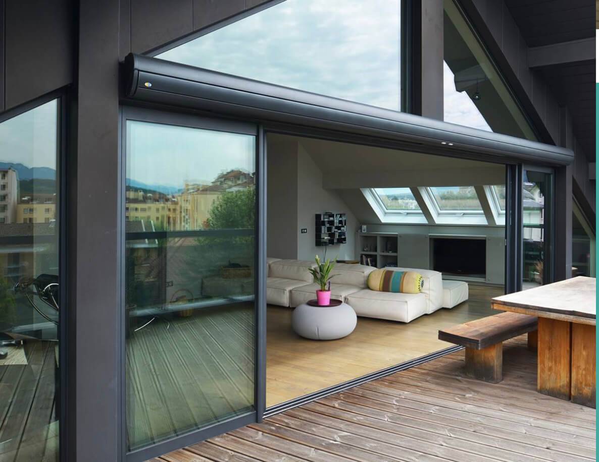 d&eacute;couvrez les avantages d'une baie vitr&eacute;e coulissante : luminosit&eacute;, gain d'espace et design moderne. id&eacute;ale pour votre salon, elle offre une ouverture pratique sur l'ext&eacute;rieur et une isolation performante.