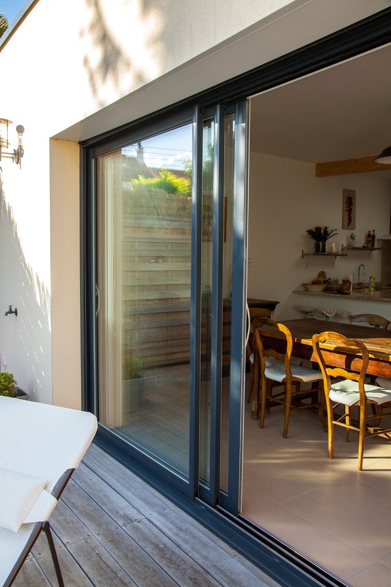 découvrez comment une baie vitrée coulissante apporte luminosité, modernité et confort à votre intérieur. conseils, avantages et astuces pour choisir la meilleure solution pour votre maison.