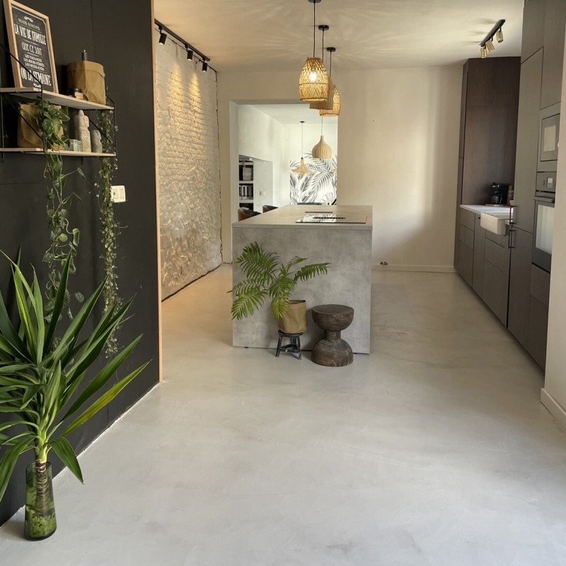 découvrez tout sur le béton ciré : un revêtement tendance, résistant et facile d'entretien pour sols, murs et plans de travail. idéal pour moderniser votre intérieur avec style !