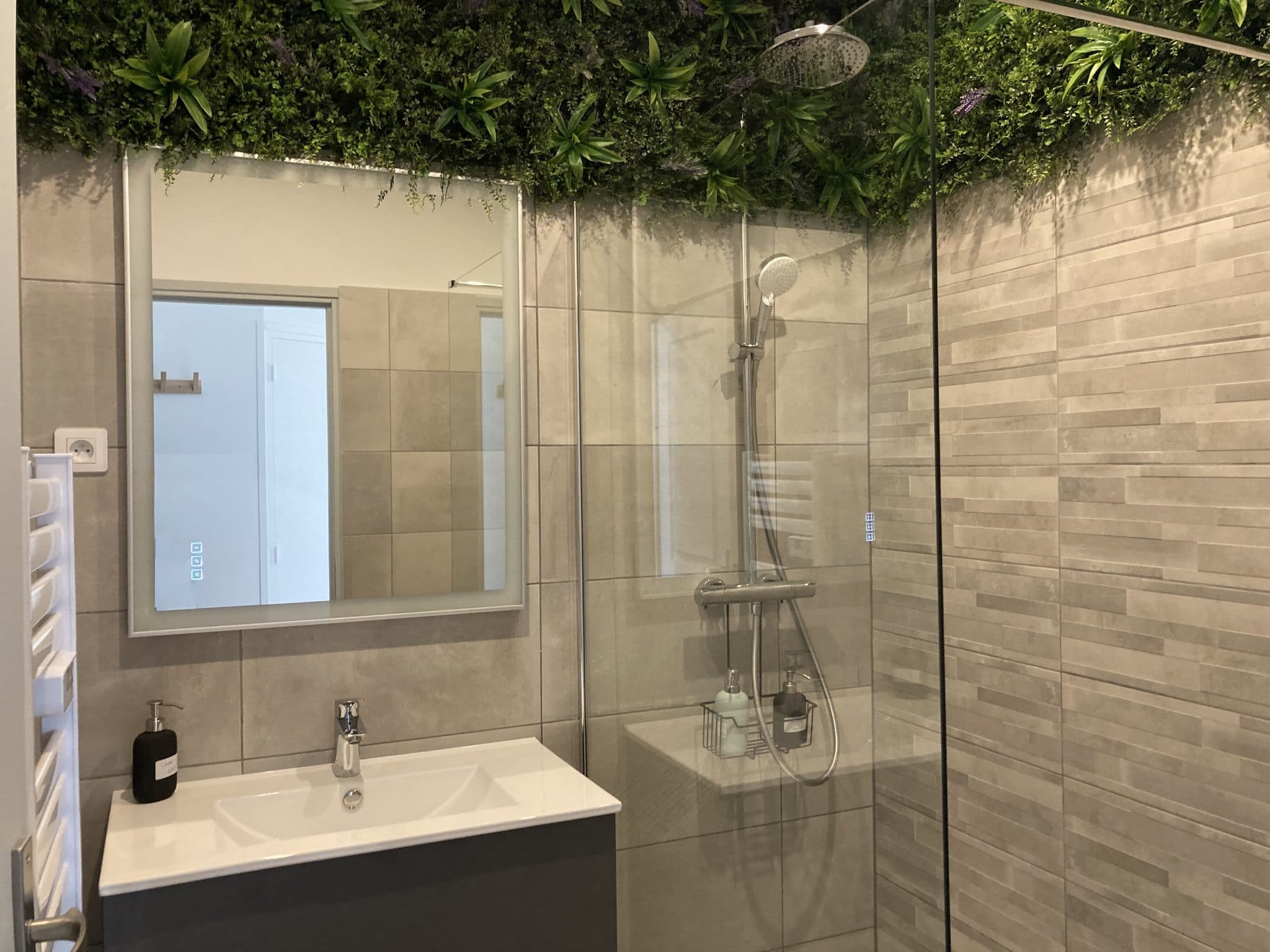 découvrez comment estimer, planifier et optimiser le budget nécessaire pour la rénovation de votre salle de bain, ainsi que des conseils pour éviter les mauvaises surprises et réussir votre projet.