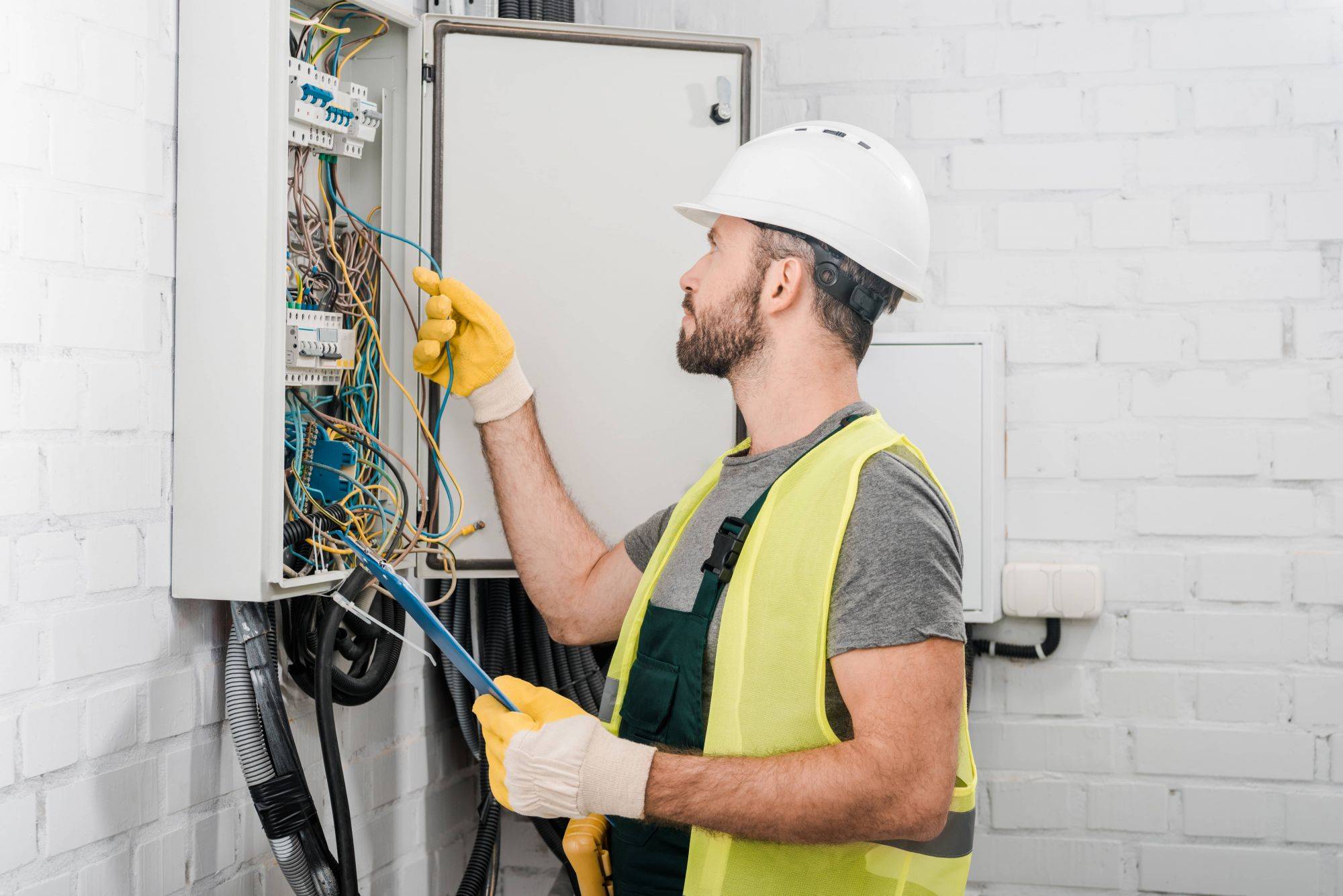 obtenez votre certificat de conformité électrique avec un électricien certifié. sécurisez vos installations électriques et respectez la réglementation en vigueur. intervention rapide et accompagnement professionnel.