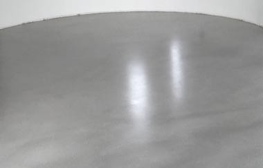 découvrez tout sur le coût du béton ciré : prix au m², facteurs qui influencent le tarif, exemples de devis et conseils pour maîtriser votre budget de rénovation ou décoration.