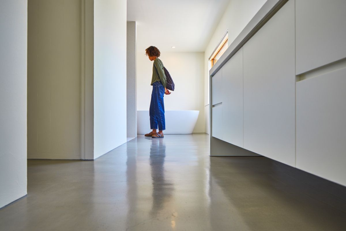 découvrez le prix du béton ciré au m² : tous les facteurs qui influencent le coût, les fourchettes de prix indicatives et des conseils pour estimer votre budget selon votre projet.