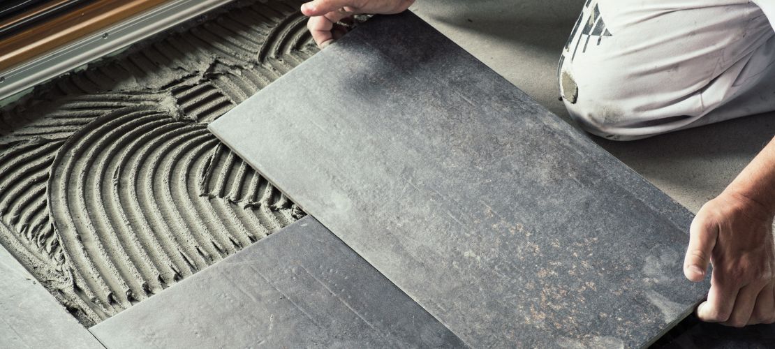 d&eacute;couvrez tout ce qu'il faut savoir sur le co&ucirc;t du carrelage au m&sup2; : prix moyens, facteurs influen&ccedil;ant le tarif, conseils pour budg&eacute;ter votre projet de pose de carrelage.