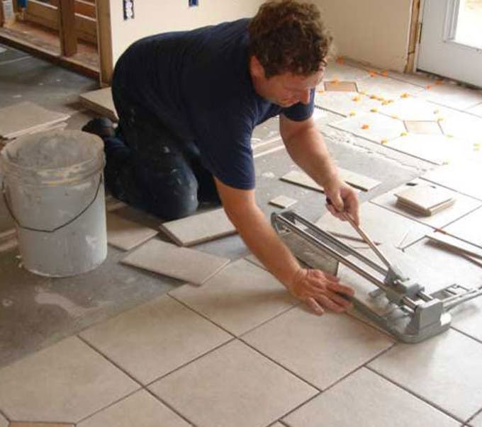 découvrez tout ce qu'il faut savoir sur le coût du carrelage au m2 : prix moyens, facteurs d'évolution, conseils pour estimer votre budget et réussir vos travaux de pose de carrelage.