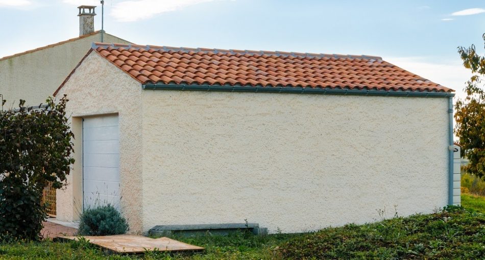 découvrez tout ce qu'il faut savoir sur le coût d'un garage : tarifs de construction, prix au m², frais d'entretien et astuces pour économiser sur votre projet de garage.