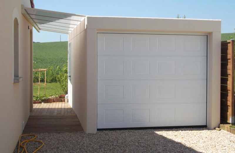 d&eacute;couvrez tout ce qu'il faut savoir sur le co&ucirc;t d'un garage : prix de construction, frais d'entretien, &eacute;l&eacute;ments &agrave; prendre en compte et conseils pour &eacute;conomiser.