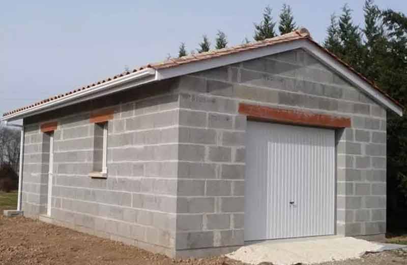 découvrez tout ce qu'il faut savoir sur le coût d'un garage : prix de construction, frais d'entretien, astuces pour économiser et conseils pour bien choisir votre garage en fonction de votre budget.