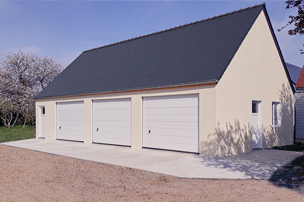 d&eacute;couvrez le co&ucirc;t d'un garage : facteurs influen&ccedil;ant le prix, conseils pour estimer votre budget et astuces pour &eacute;conomiser sur la construction ou l'achat de votre garage.