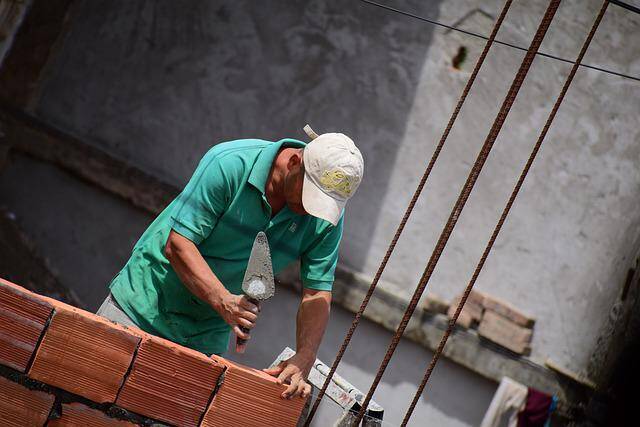 découvrez tout ce qu'il faut savoir sur le coût de la maçonnerie : tarifs au m2, facteurs influençant les prix, astuces pour bien choisir votre artisan et réussir vos travaux au meilleur prix.