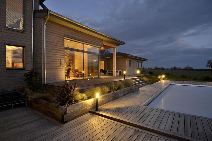 découvrez tout ce qu'il faut savoir sur le coût d'une maison en bois : prix au m2, facteurs qui influent sur le budget, exemples de devis et astuces pour optimiser vos dépenses de construction.