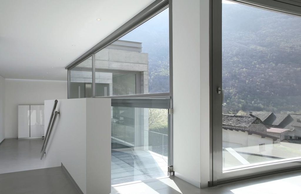 d&eacute;couvrez tout ce qu&rsquo;il faut savoir sur le co&ucirc;t de la menuiserie aluminium : prix moyens, facteurs influen&ccedil;ant le tarif, conseils pour choisir le bon artisan et estimer votre budget pour vos projets de fen&ecirc;tres, portes ou v&eacute;randas en aluminium.