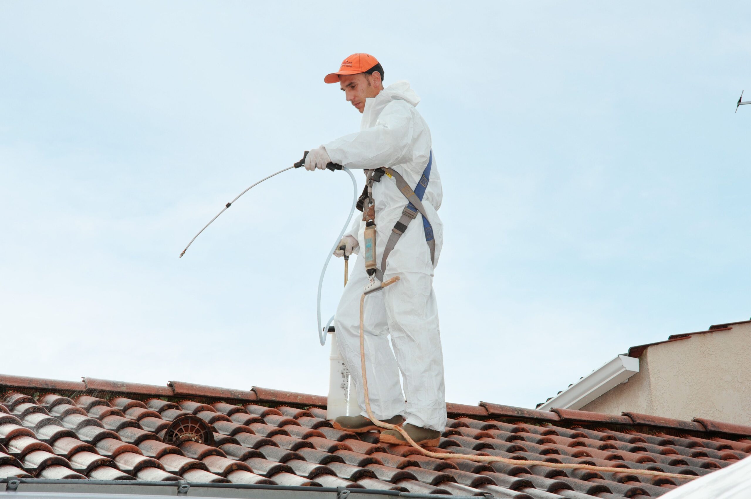 d&eacute;couvrez tout ce qu'il faut savoir sur le co&ucirc;t du nettoyage de toiture : prix moyens, facteurs influen&ccedil;ant le tarif, conseils pour &eacute;conomiser et faire entretenir efficacement votre toit.