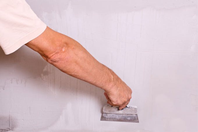 d&eacute;couvrez le co&ucirc;t moyen au m&sup2; pour des travaux de peinture, conseils pour estimer votre budget, facteurs de prix et astuces pour &eacute;conomiser sur la r&eacute;novation ou la d&eacute;coration de vos murs.