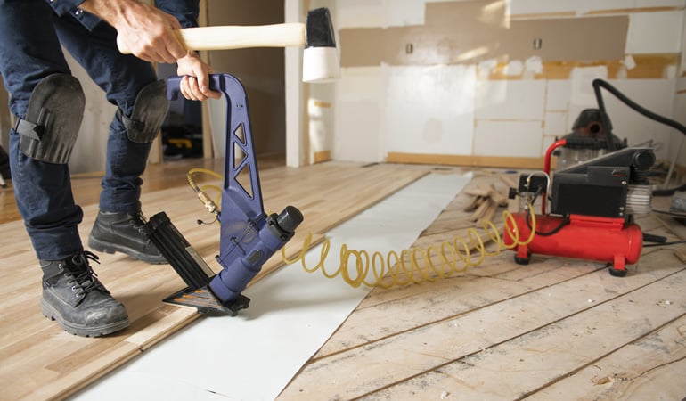 découvrez tout ce qu'il faut savoir sur le coût de la pose de parquet : tarifs moyens, facteurs influençant le prix, conseils pour bien choisir votre professionnel et optimiser votre budget travaux.
