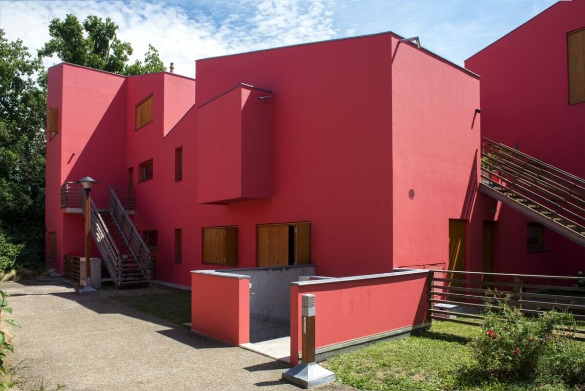 d&eacute;couvrez tout ce qu'il faut savoir sur le co&ucirc;t d'un ravalement de fa&ccedil;ade : prix moyen au m&sup2;, facteurs de variations, conseils pour bien estimer votre budget, et aides financi&egrave;res disponibles en 2024.