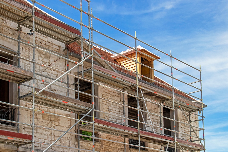découvrez tout ce qu'il faut savoir sur le coût d'un ravalement de façade : prix moyen au m², facteurs qui influencent le tarif, conseils pour estimer votre budget et trouver le bon professionnel.