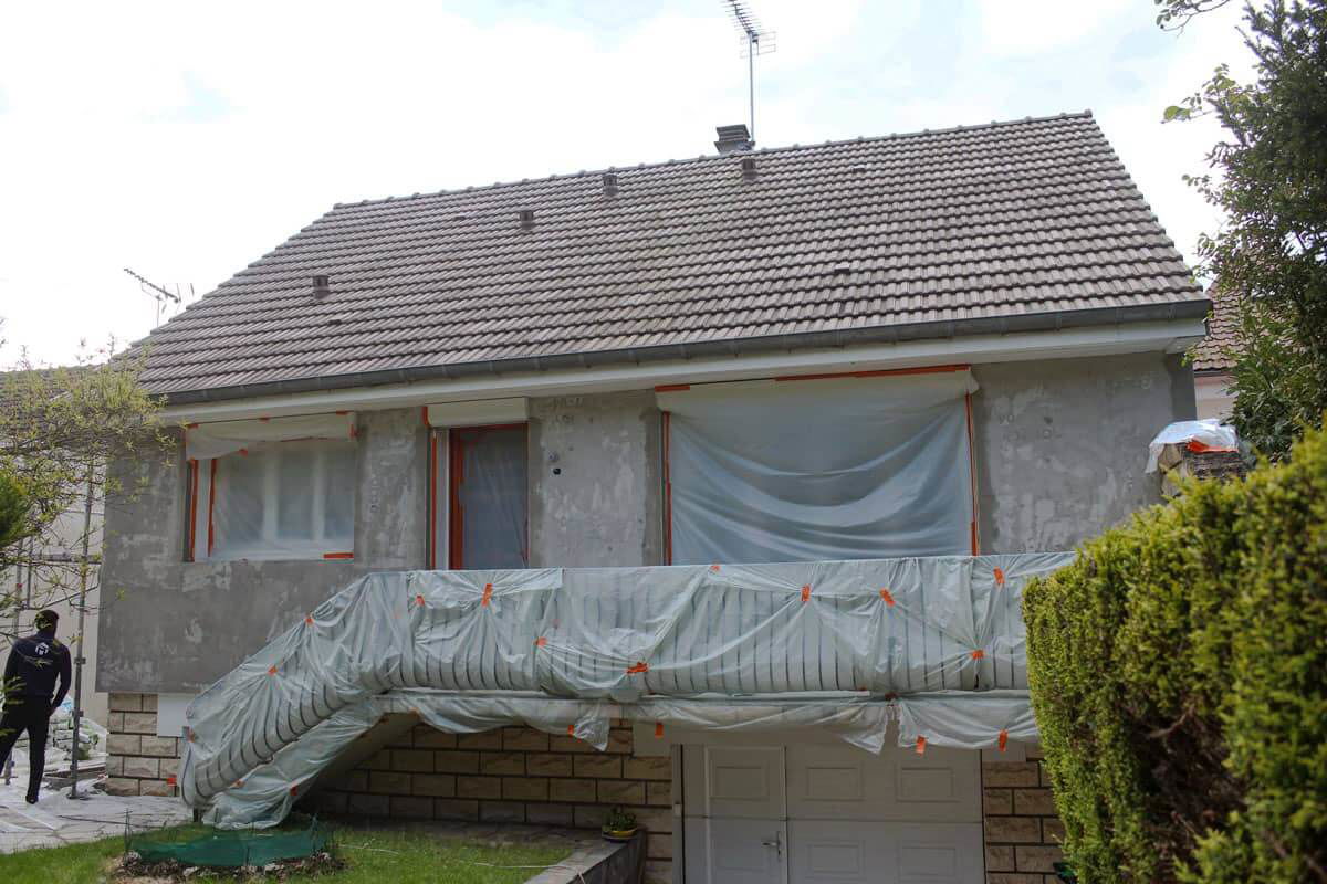 d&eacute;couvrez tous les &eacute;l&eacute;ments &agrave; prendre en compte pour estimer le co&ucirc;t de la r&eacute;novation d'une maison : prix moyens, conseils, et astuces pour ma&icirc;triser votre budget.