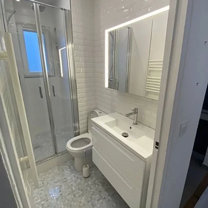 d&eacute;couvrez le co&ucirc;t moyen d'une r&eacute;novation de salle de bain &agrave; paris : prix au m&sup2;, facteurs influen&ccedil;ant le budget, conseils pour &eacute;conomiser et comparer les devis d'artisans qualifi&eacute;s.