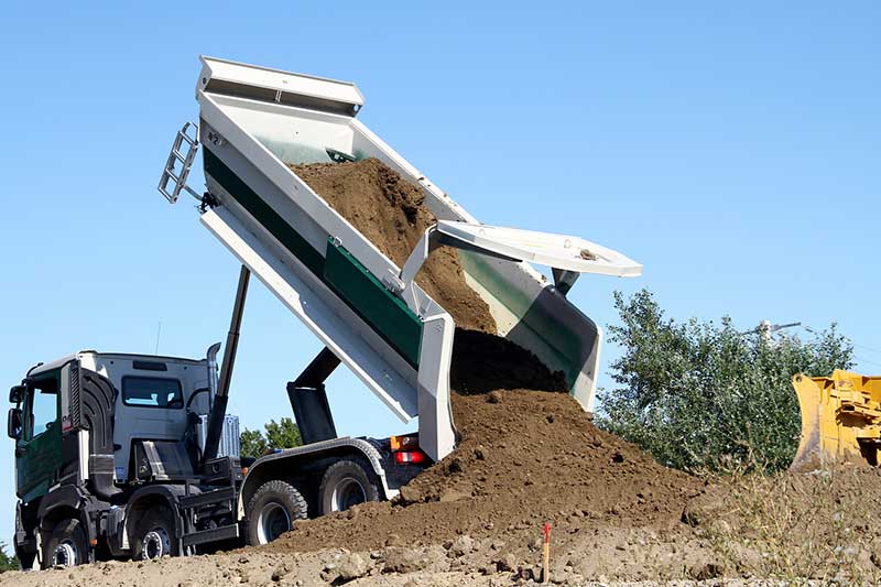découvrez tout ce qu'il faut savoir sur le coût du terrassement : facteurs influençant le prix, fourchettes tarifaires et conseils pour estimer votre budget avant vos travaux de construction ou d'aménagement.