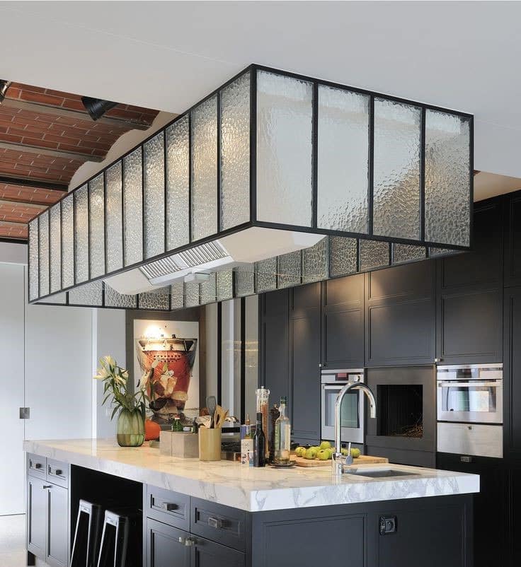 d&eacute;couvrez le co&ucirc;t d'installation d'une verri&egrave;re de cuisine : prix moyens, facteurs influen&ccedil;ant le tarif et conseils pour estimer votre budget. comparez les options pour sublimer votre espace avec style !