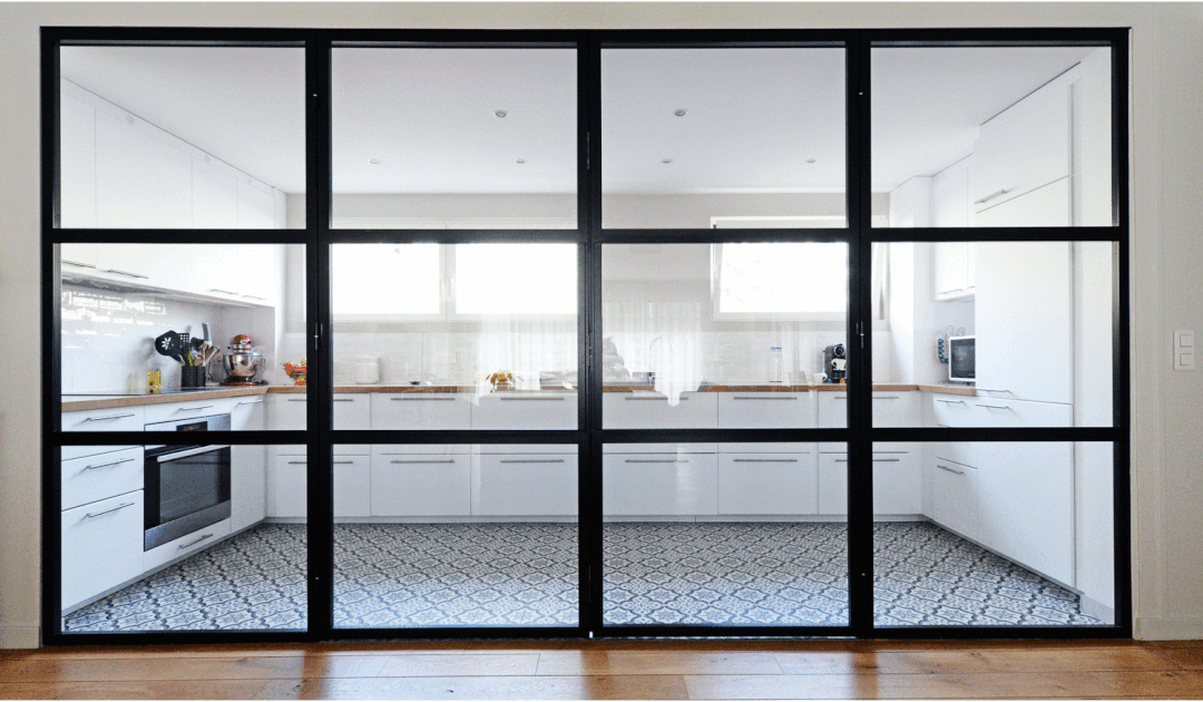 d&eacute;couvrez le co&ucirc;t d&rsquo;installation d&rsquo;une verri&egrave;re de cuisine : prix moyens, facteurs &agrave; prendre en compte, conseils pour bien choisir et astuces pour optimiser votre budget.