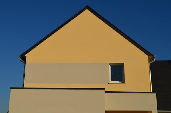 d&eacute;couvrez tout ce qu'il faut savoir sur les co&ucirc;ts d'une fa&ccedil;ade : prix au m&sup2;, facteurs influen&ccedil;ant le tarif, conseils pour optimiser votre budget et r&eacute;ussir votre projet de r&eacute;novation ou de construction.