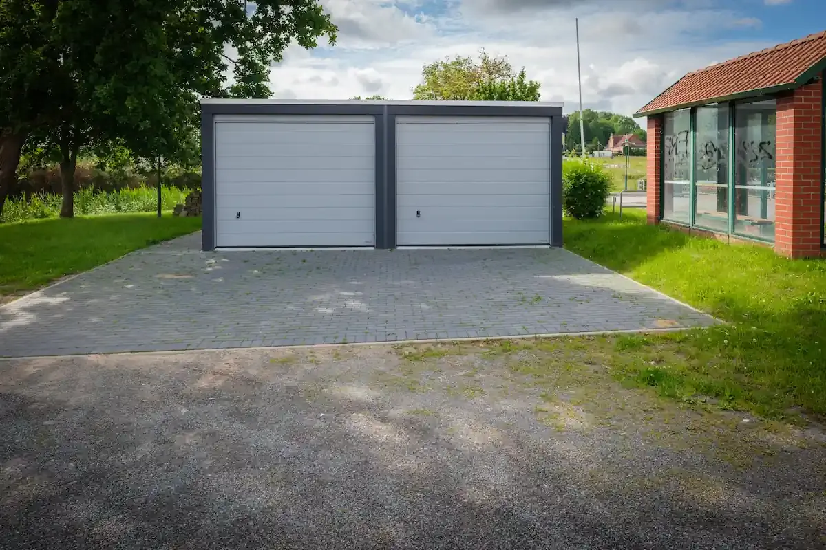 d&eacute;couvrez les estimations des co&ucirc;ts de construction, r&eacute;novation et entretien d&rsquo;un garage en 2025. obtenez des conseils pour optimiser votre budget et comparez les prix selon les mat&eacute;riaux et types de garages.