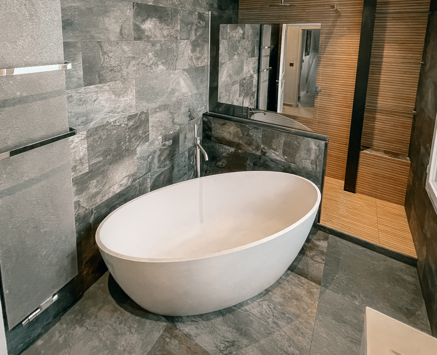 d&eacute;couvrez tout ce qu'il faut savoir sur les co&ucirc;ts de r&eacute;novation d'une salle de bain : prix moyens, facteurs influen&ccedil;ant le budget, conseils pour &eacute;conomiser et r&eacute;ussir votre projet de r&eacute;novation.