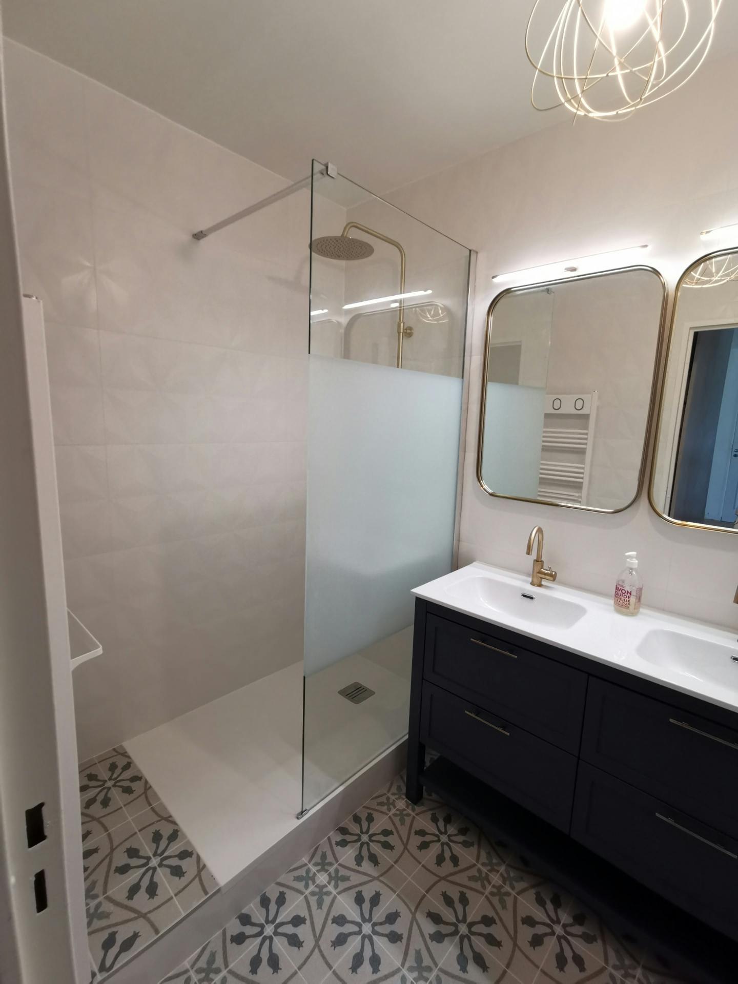 découvrez tout ce qu'il faut savoir sur les coûts de rénovation d'une salle de bain : budget, prix des matériaux, conseils d'experts et astuces pour économiser sur vos travaux.