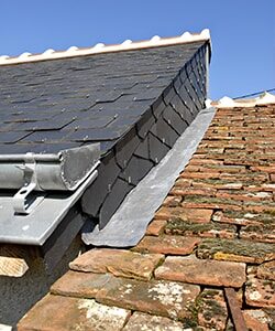 découvrez tout ce qu'il faut savoir sur les coûts de rénovation de toiture : prix moyens, facteurs à considérer, conseils pour économiser et astuces pour choisir le bon professionnel.