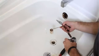 d&eacute;couvrez nos astuces et conseils efficaces pour d&eacute;boucher votre baignoire rapidement et sans effort. profitez d&rsquo;une salle de bain propre et fonctionnelle gr&acirc;ce &agrave; des m&eacute;thodes simples et &eacute;cologiques.