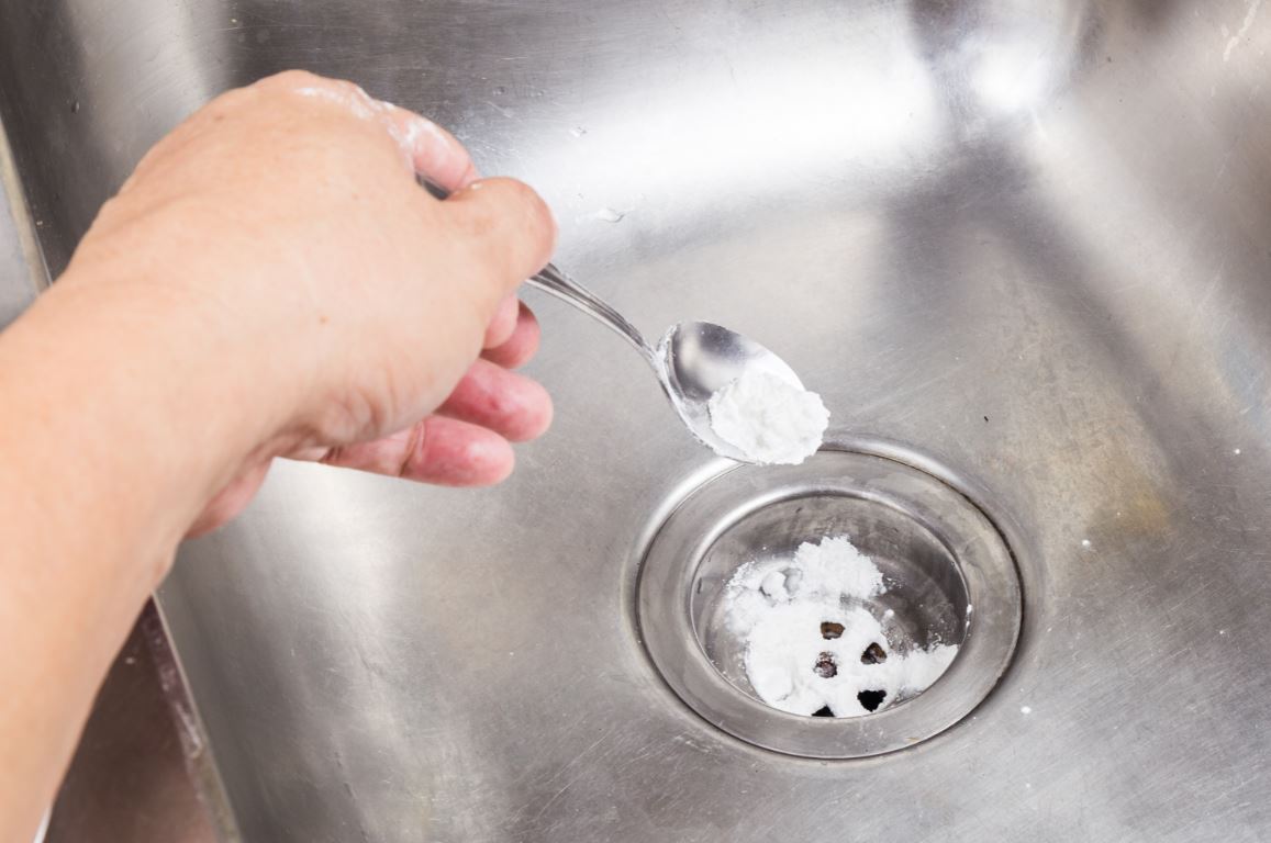 découvrez comment déboucher efficacement vos canalisations avec du bicarbonate de soude. astuce naturelle, économique et écologique pour éliminer les bouchons et entretenir vos tuyaux au quotidien.