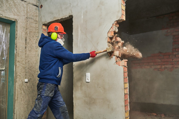 besoin de démolir un mur porteur à montrouge ? nos experts assurent l’étude, la démolition sécurisée et la gestion complète du projet pour transformer votre espace en toute tranquillité. devis gratuit.