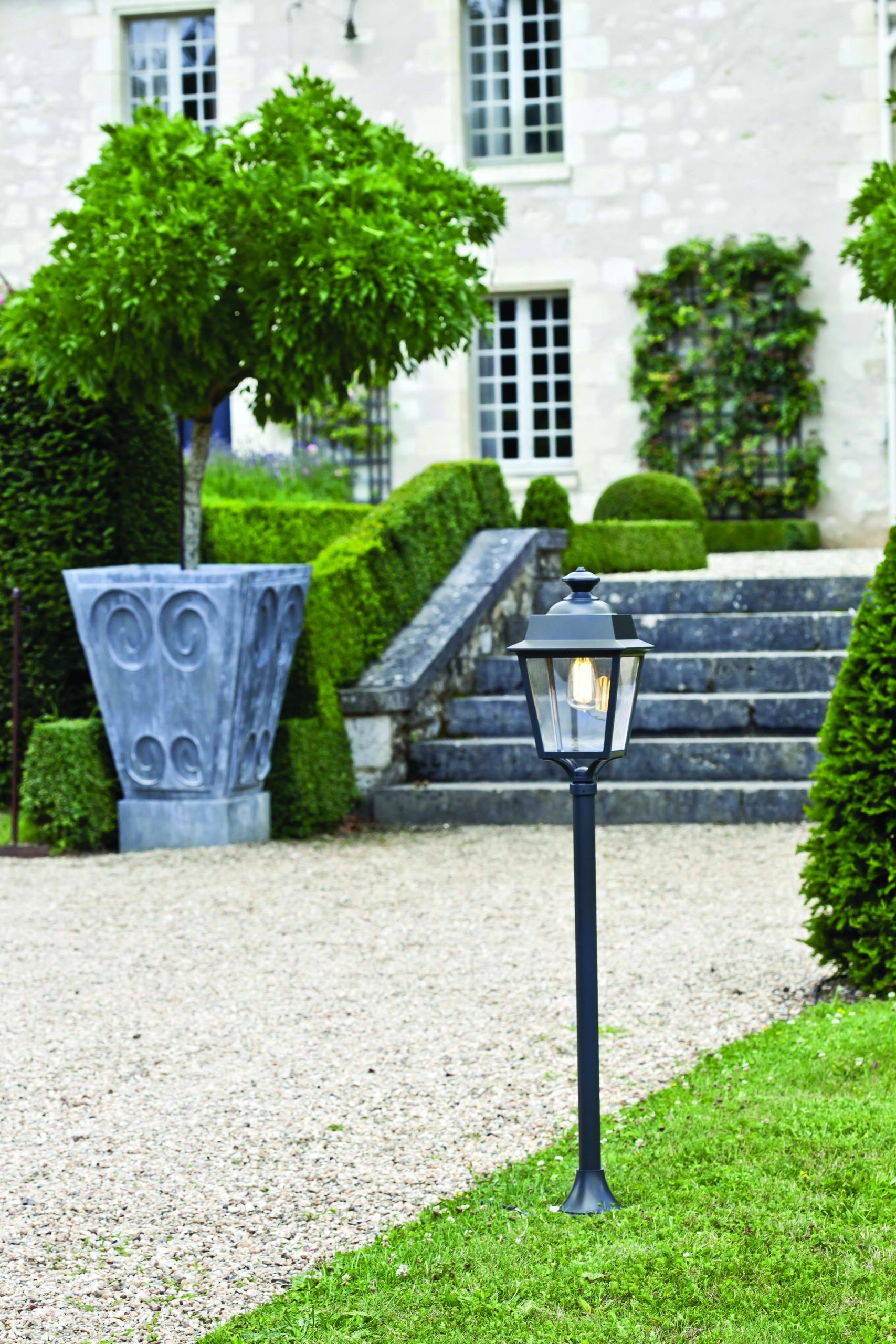 profitez d’un éclairage extérieur sur-mesure à neuilly. installation, conseils et solutions innovantes pour mettre en valeur votre espace extérieur en toute sécurité.