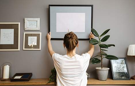 découvrez notre guide complet de la peinture intérieure : conseils, choix des couleurs, préparation des surfaces et techniques pour réussir la décoration de chaque pièce de votre maison.