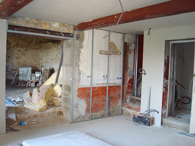 d&eacute;couvrez notre guide complet pour la r&eacute;novation de maison : conseils pratiques, &eacute;tapes cl&eacute;s, erreurs &agrave; &eacute;viter et id&eacute;es pour r&eacute;ussir vos travaux en toute s&eacute;r&eacute;nit&eacute;.