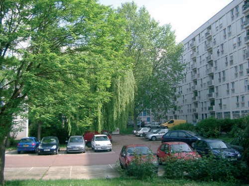 des habitants de logements hlm s'opposent aux projets de r&eacute;novations port&eacute;s par la mairie d'anne hidalgo, exprimant leurs inqui&eacute;tudes face aux changements envisag&eacute;s dans leurs quartiers.