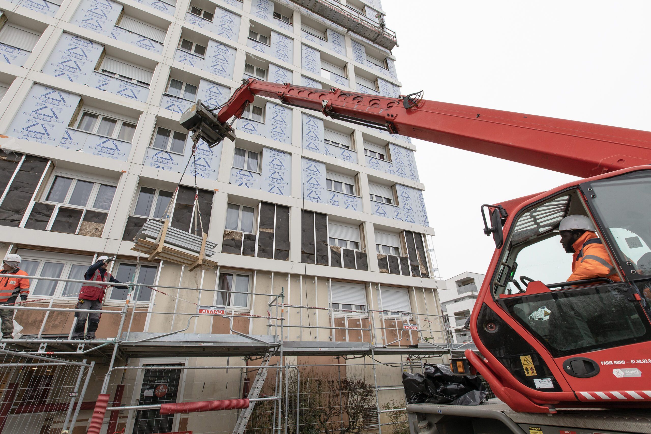 des habitants d'hlm &agrave; paris s'opposent aux r&eacute;novations propos&eacute;es par anne hidalgo, exprimant leurs pr&eacute;occupations face aux changements et aux cons&eacute;quences sur leur cadre de vie.