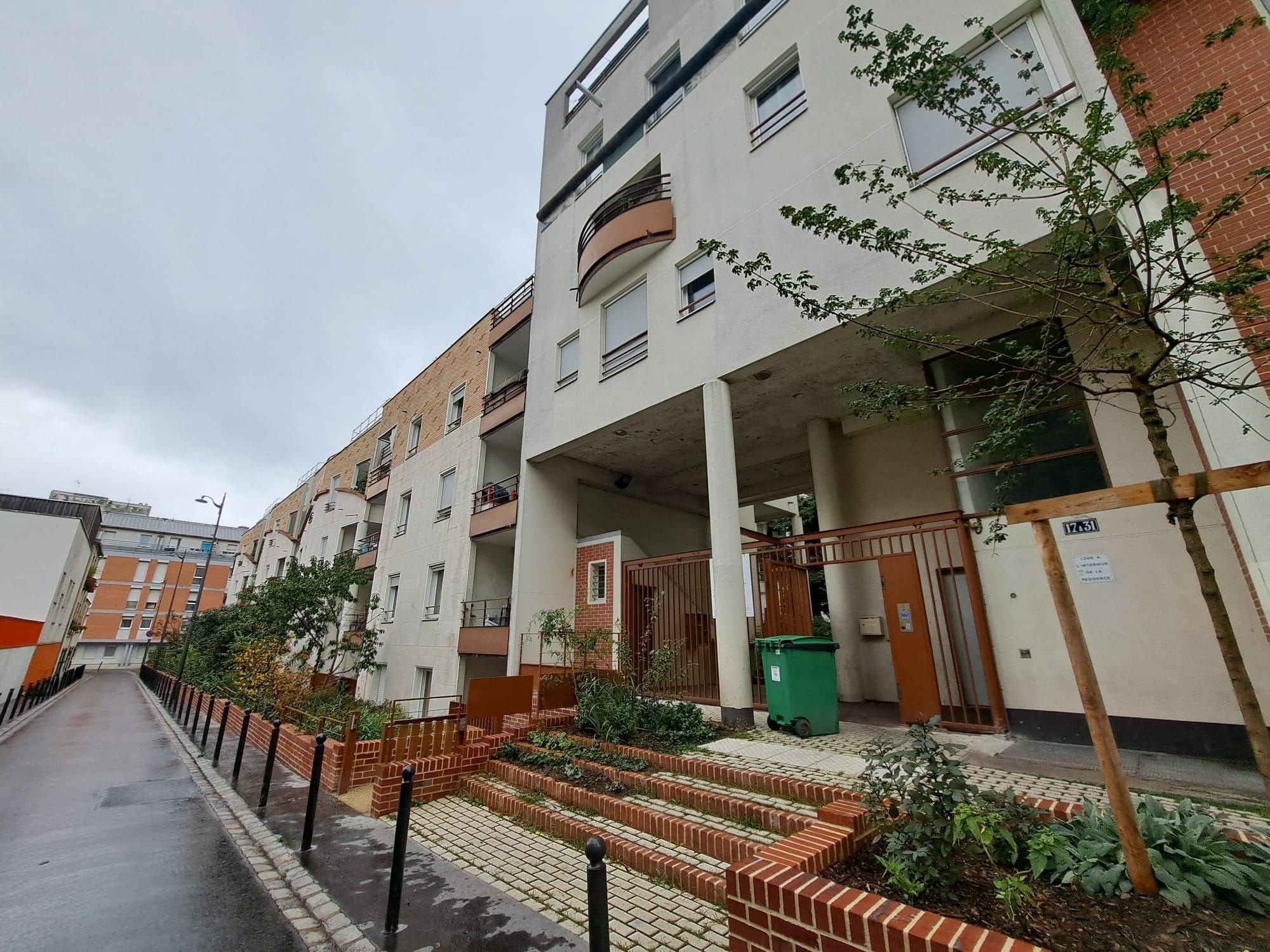 des habitants d'hlm à paris s'opposent aux rénovations proposées par la mairie d'anne hidalgo, craignant hausse des loyers et perte de leur cadre de vie. découvrez leurs revendications et les enjeux de ce dossier.