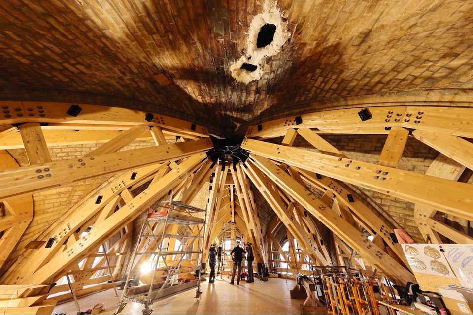 d&eacute;couvrez notre hommage aux artisans de notre-dame, ces h&eacute;ros de l&rsquo;ombre qui redonnent vie &agrave; la cath&eacute;drale gr&acirc;ce &agrave; leur savoir-faire d&rsquo;exception et leur passion.