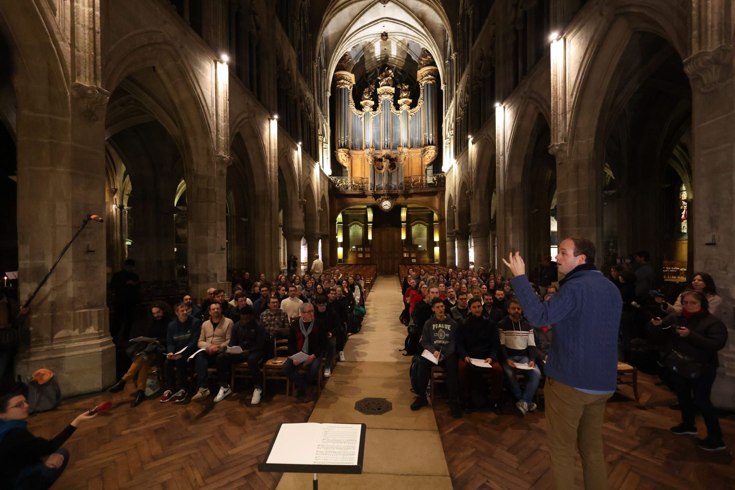 rendez hommage aux artisans de notre-dame à travers ce récit émouvant qui met en lumière leur savoir-faire, leur passion et leur dévouement à la restauration de ce monument emblématique de paris.