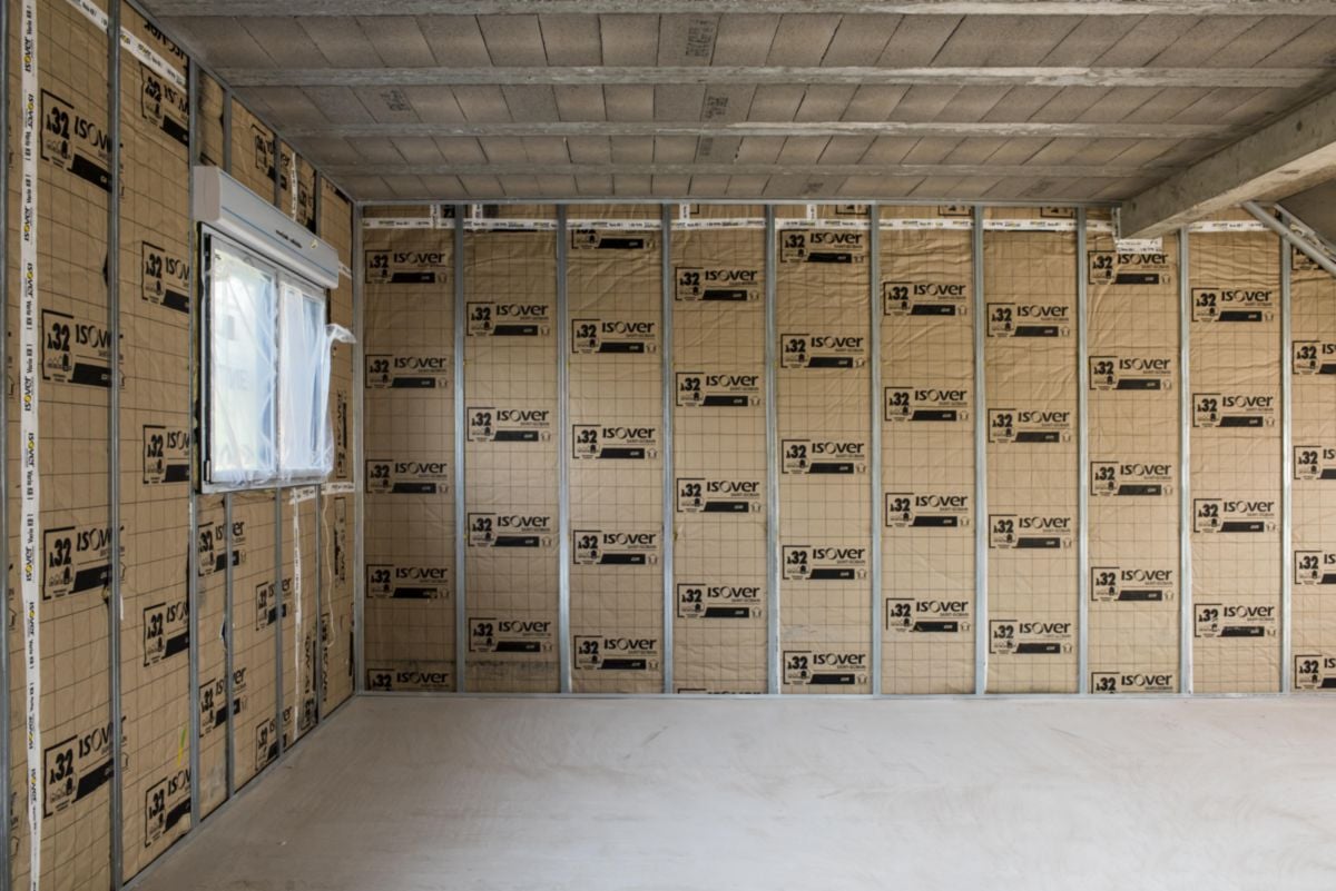 d&eacute;couvrez l'isolation en laine min&eacute;rale : une solution performante pour renforcer l'isolation thermique et acoustique de votre maison. avantages, pose, &eacute;conomies d'&eacute;nergie et conseils pour un habitat confortable.