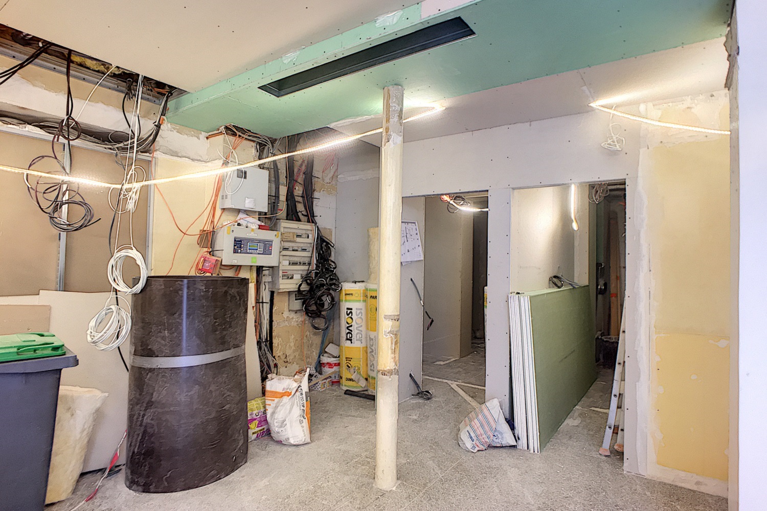 d&eacute;couvrez tout ce qu'il faut savoir sur les murs porteurs : d&eacute;finition, r&ocirc;le dans la structure d&rsquo;un b&acirc;timent, conseils pour les travaux, r&eacute;glementation et pr&eacute;cautions &agrave; prendre avant toute modification.