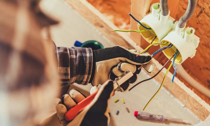 d&eacute;couvrez tout sur les normes &eacute;lectriques : d&eacute;finitions, obligations, s&eacute;curit&eacute;, mises &agrave; jour et conseils pour garantir la conformit&eacute; de vos installations &eacute;lectriques en france.