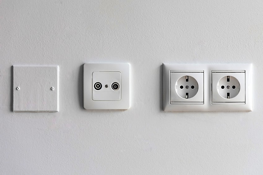 d&eacute;couvrez tout ce qu&rsquo;il faut savoir sur les normes &eacute;lectriques : obligations l&eacute;gales, s&eacute;curit&eacute;, conseils de mise en conformit&eacute; et derni&egrave;res &eacute;volutions pour garantir vos installations &eacute;lectriques en toute s&eacute;curit&eacute;.